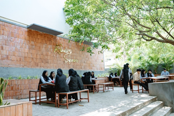 Readers Square